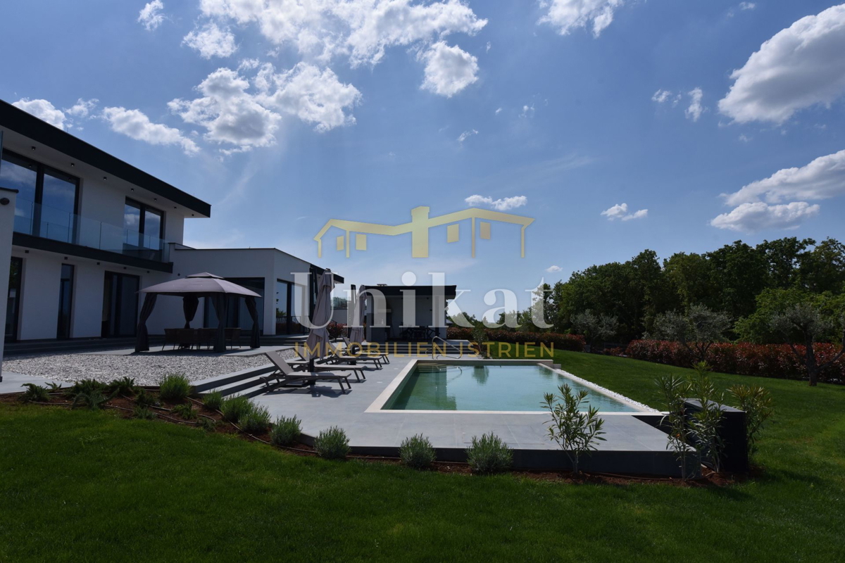 Moderna vila obdana z zelenjem in z razgledom na morje